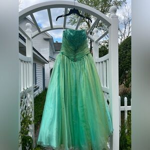 “Night Moves” beautiful green dress, size 6.